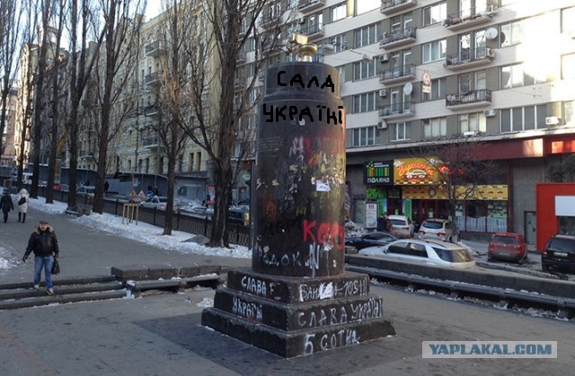 На постаменте теперь красуется золотой унитаз