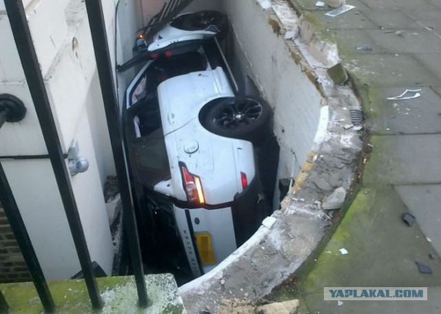 Девушка "припарковала" RangeRover