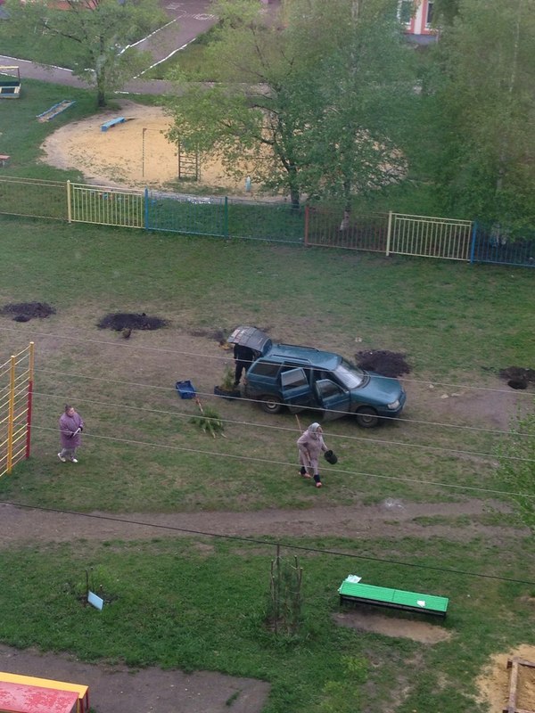Саранские бабушки выкопали ямы на детском футбольном поле