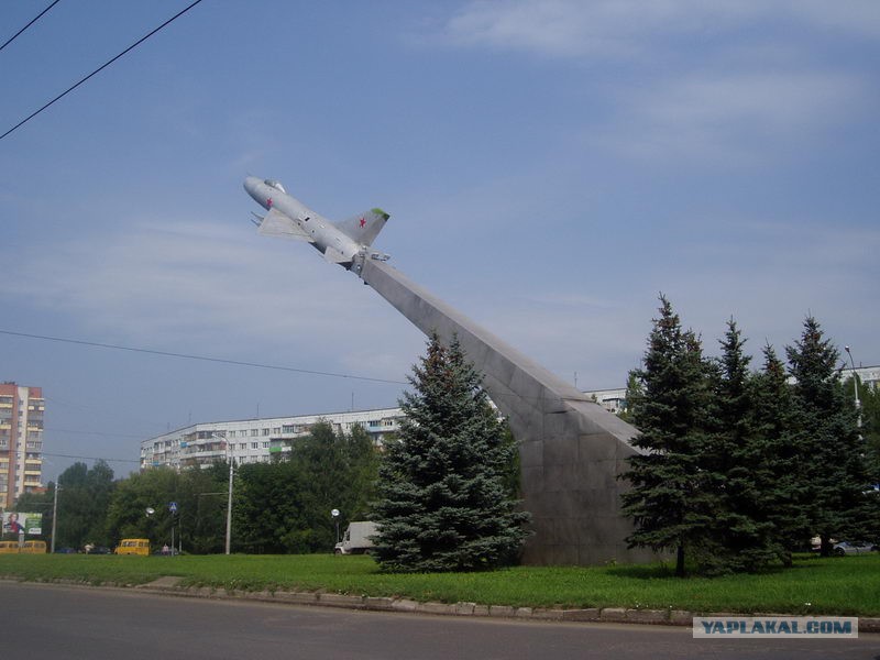 ту-124 в г. жуковский центр города. самолет в центре города. 183-й учебный центр вкс ростов на дону значок. новомосковск украина памятник самолет.