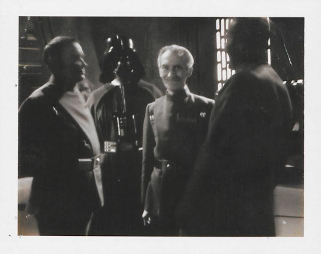 В сеть попали редкие фото со съемок фильма "Звёздные войны. Эпизод IV: Новая надежда", снятые на Полароид