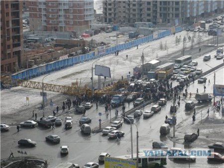В Красноярске на прохожих рухнул башенный кран