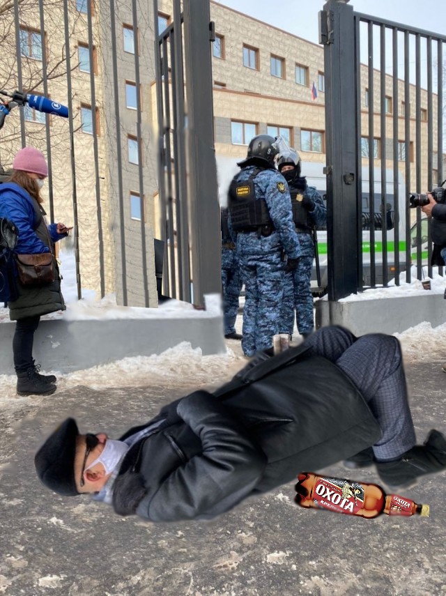 А еще ж не весна... Мужчина у Бабушкинского суда упал на колени и начал молиться, чтобы люди перестали поддерживать Навального