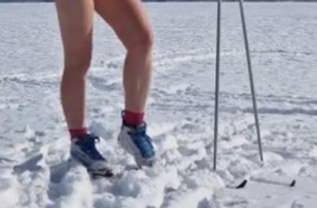 Замминистра лишилась поста из-за фотосессии в красном купальнике