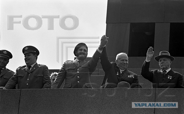 Похлопывая Кастро по плечу…