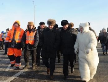 Депутат Тюменской гордумы пришла на открытие дороги в костюме белого медведя и стала мемом