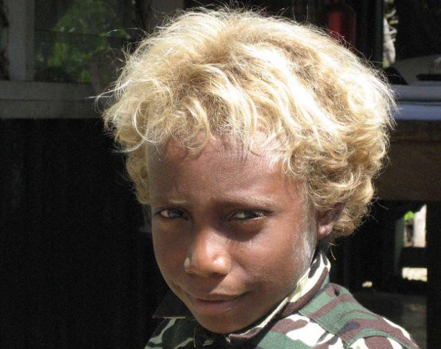 Темная кожа и светлые волосы: необычные жители Меланезии
