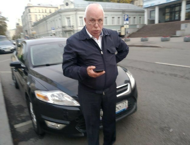 Шофер Управделами президента напал на администратора парковки из-за закрытых госномеров. Мужчина отказался платить за стоянку