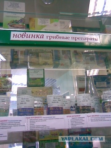 Девушка чистит  автомобиль. Железной лопатой!