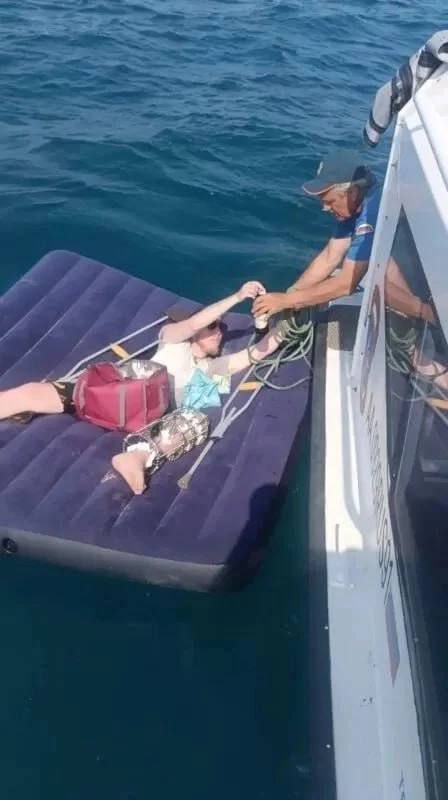 В море в районе Феодосии спасатели нашли надувной матрас с пьяным отдыхающим.