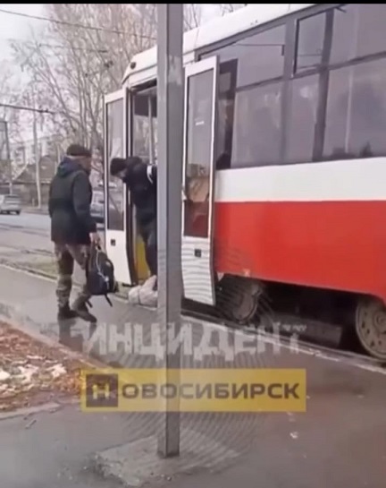 В Новосибирске пьяный неадекват напал в 15-ом троллейбусе на кондуктора из-за того, что ему долго выходил чек об оплат