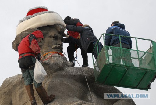 Челябинский памятник нарядили дедом Морозом