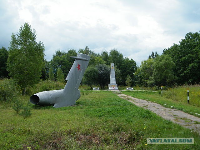 Памятник погибшему летчику