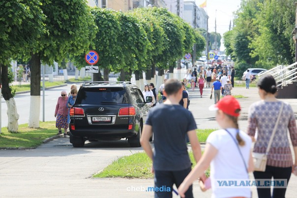 Якубович на машине на тротуаре