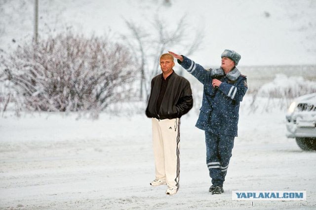 Фотожаба: полицейский в снегу
