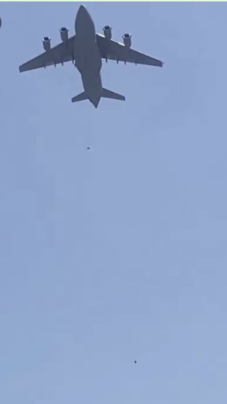 К утру аэропорт Кабула превратился в сплошную отчаявшуюся очередь.