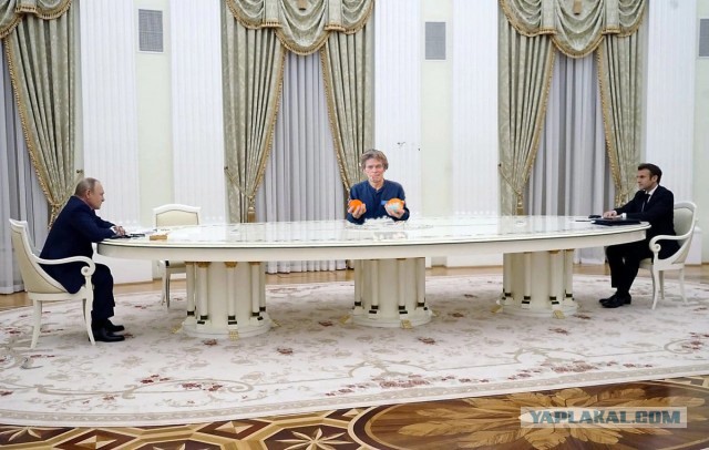 Предлагаю пофотошопить встречу Путина и Макрона