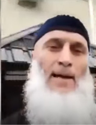 Девушка поясняет
