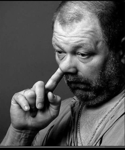 1992 год. Олег Газманов рекламирует американские сигареты B.O.Y. в фирменном мерче