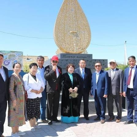 В Казахстане выпускники местной школы построили 30-метровую копию Эйфелевой башни