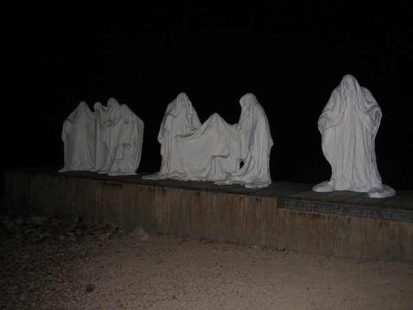 Призрачные статуи заброшенного города (6 фото)