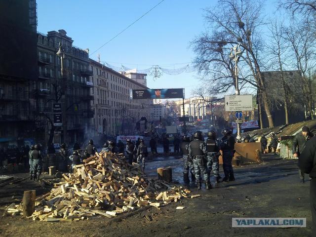 "Георгиевские " ленточки против флагов УПА