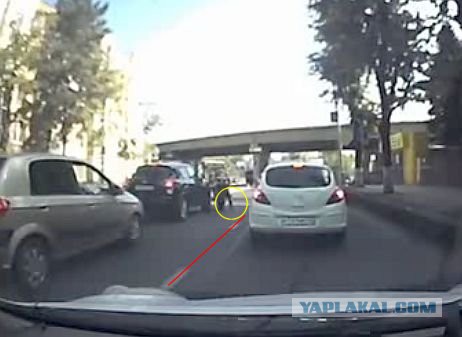 Ударил по капоту? Получи ответку! (с 24 сек)