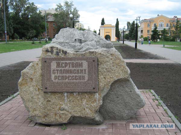 Россия, XXI век. Сталину несут цветы