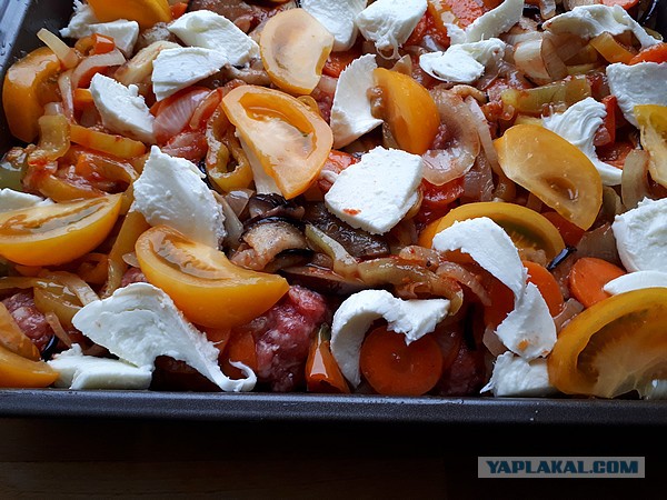 Мясные шарики-тефтели, с овощами и сыром в духовке