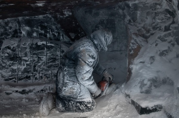 Самая тяжелая мужская работа – «выморозчик» в Якутии. «Нам платят 40 000 рублей за лед»