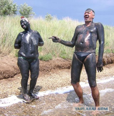 Фотожаба: Пляжники у нефтяного танкера