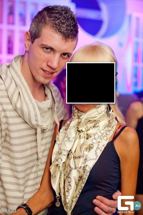 Из-за занавески