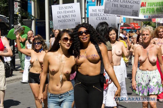 Cотни обнаженных женщин вышли на митинг