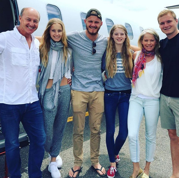 Знаменитости и их родные братья с сестрами