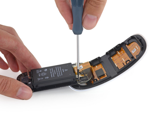 Тем, кто удивлен непрактичным фишкам Iphone7, предлагаю вспомнить, как заряжается мышь от Apple.