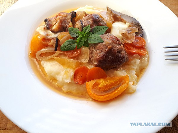 Мясные шарики-тефтели, с овощами и сыром в духовке