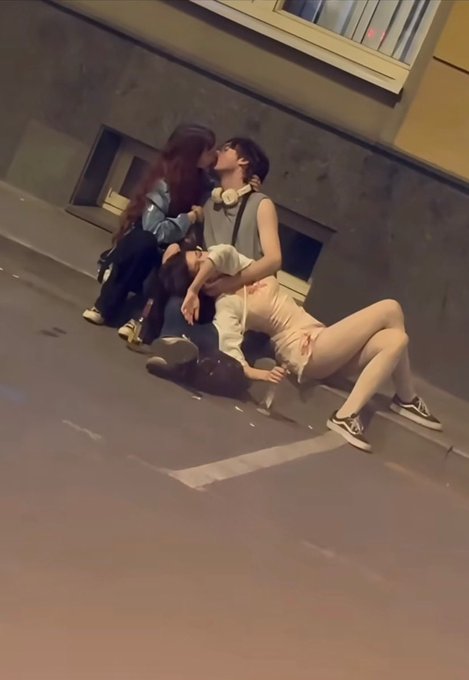 В интернете стало популярным фото парочки в японском районе Кубуки-тё после попойки