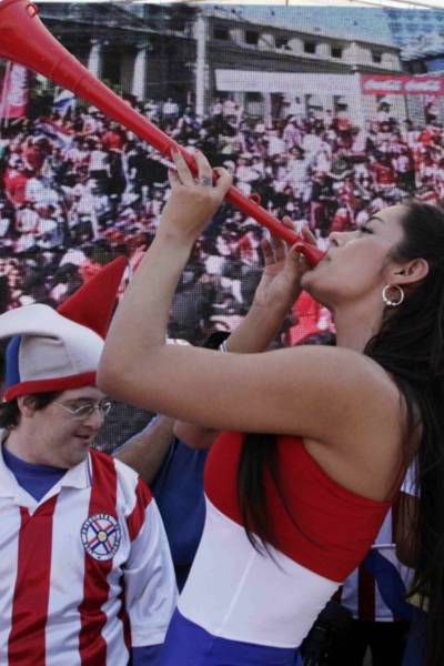 Знойная болельщица снова горячо болеет