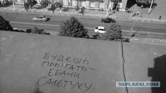 Девушка упала с третьего этажа в московском ТЦ