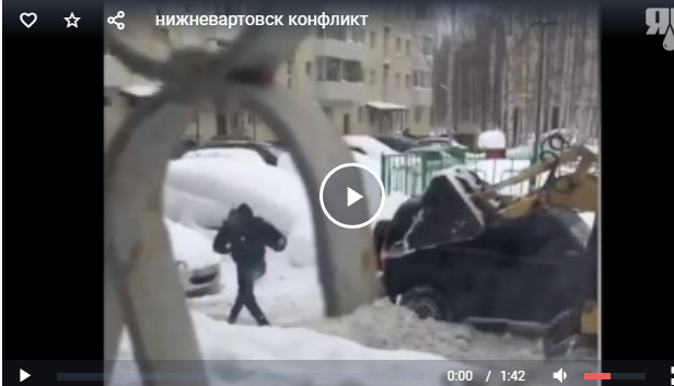 Конфликт водителя и снегоуборщика в Нижневартовске попал на камеру