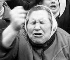 В Санкт-Петербурге женщина бросалась на пассажиров автобуса и пробила голову курьеру