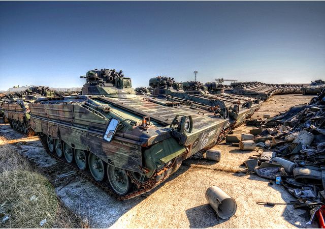 На поле танки ... догнивали