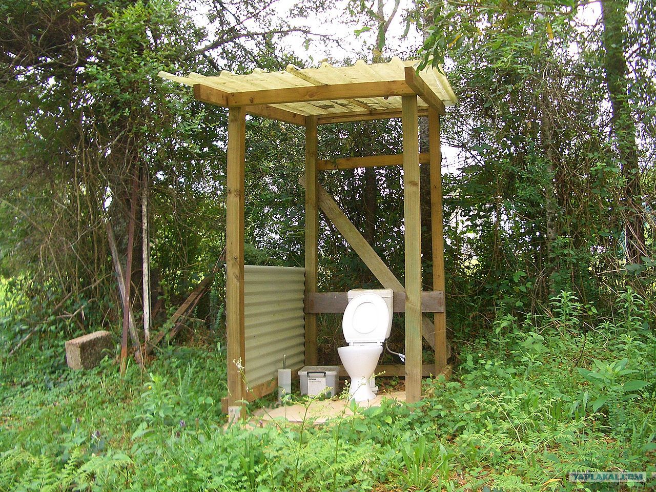 туалет в деревне с унитазом