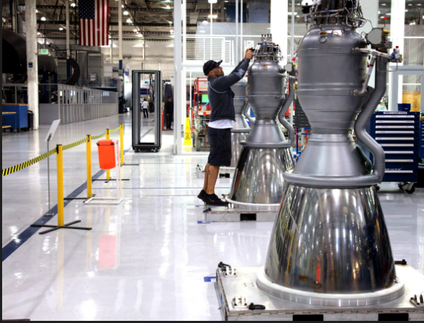Будущее наступает. Илон Маск показал почти собранную ракету-носитель Falcon Heavy