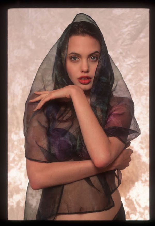 Фото юной Анджелины Джоли из одной фотосессии
