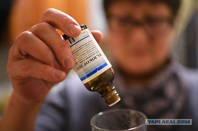 Сын привел невестушку, которая любит ходить полуголой