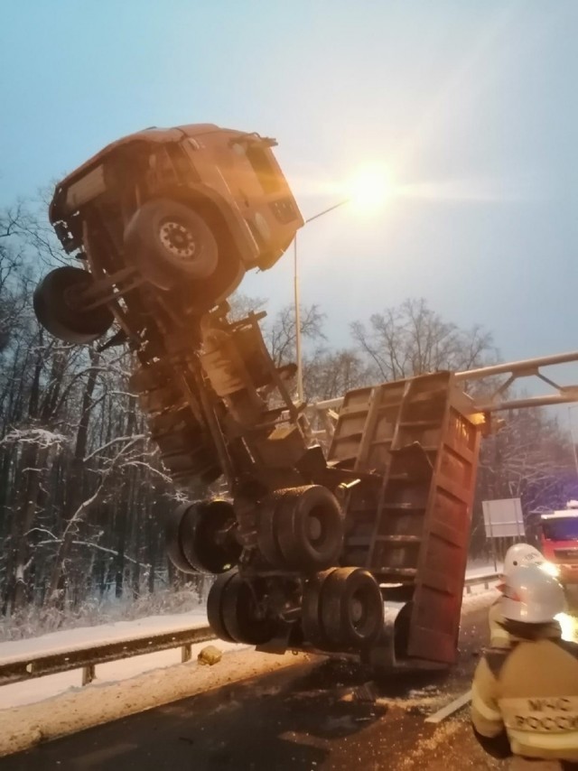 Виадук рухнул на федеральную трассу на выезде из Владивостока
