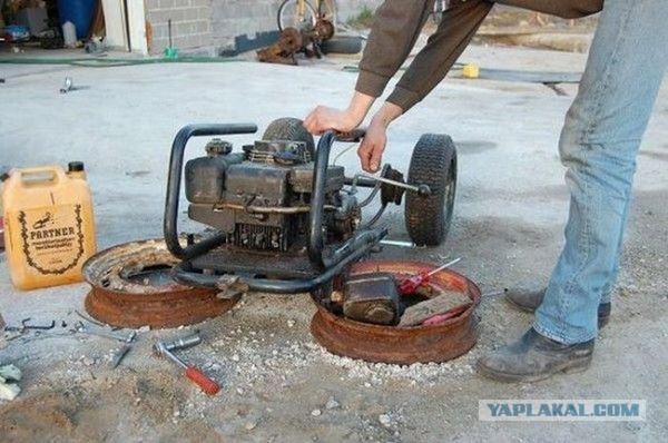Отец подарил сыну автомобиль,
