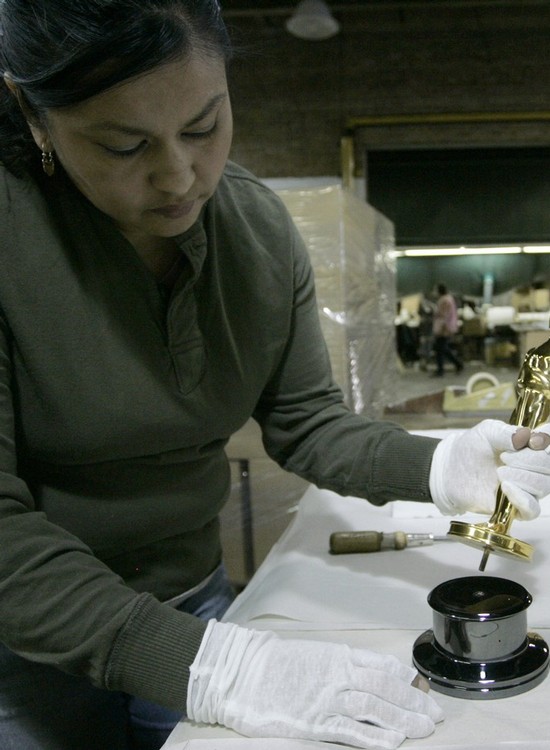 Изготовление "Оскара" для премий этого года