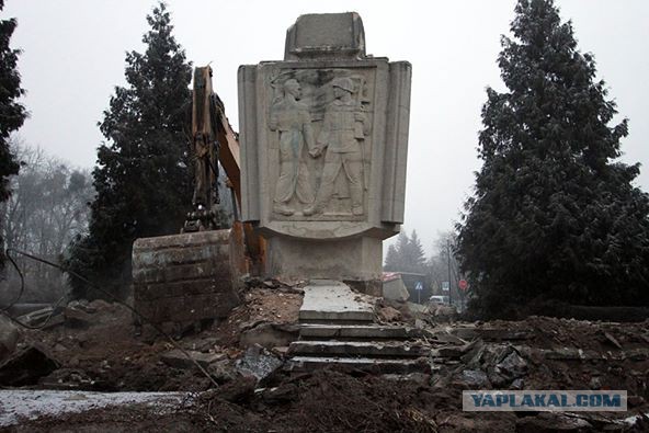 Снос памятника Благодарности и Братства